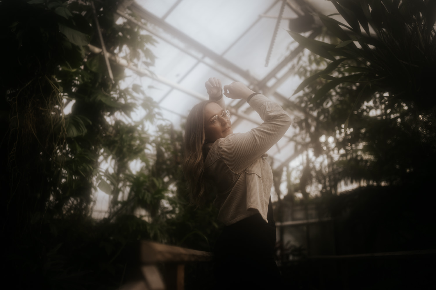 Frau die im Tropenhaus im Botanischen Garten in Linz für ein Branding Fotoshooting posiert