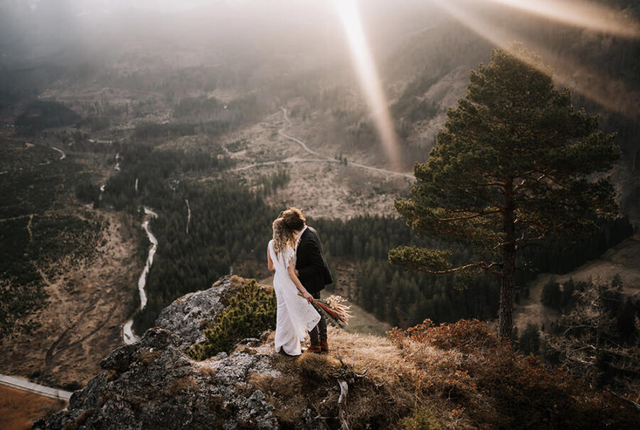 After-Wedding-Shooting mit einem jungen Paar am Berg von Fotograf Nicole Salfinger aus Aistersheim