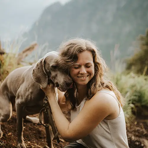 Portraitfoto eine Frau mit ihrem Hund auf einem Berg, fotografiert von Nicole Salfinger, Fotograf aus Grieskirchen in Oberösterreich