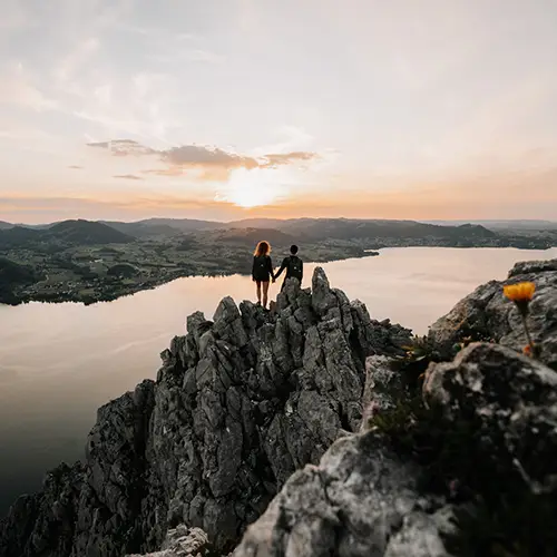 Pärchen auf einem Berg bei Sonnenuntergang, fotografiert von Nicole Salfinger, Fotograf aus Grieskirchen in Oberösterreich