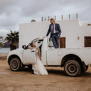 Brautpaar in einem Jeep in Lanzarote, fotografiert von Nicole Salfinger, Fotograf aus Grieskirchen in Oberösterreich