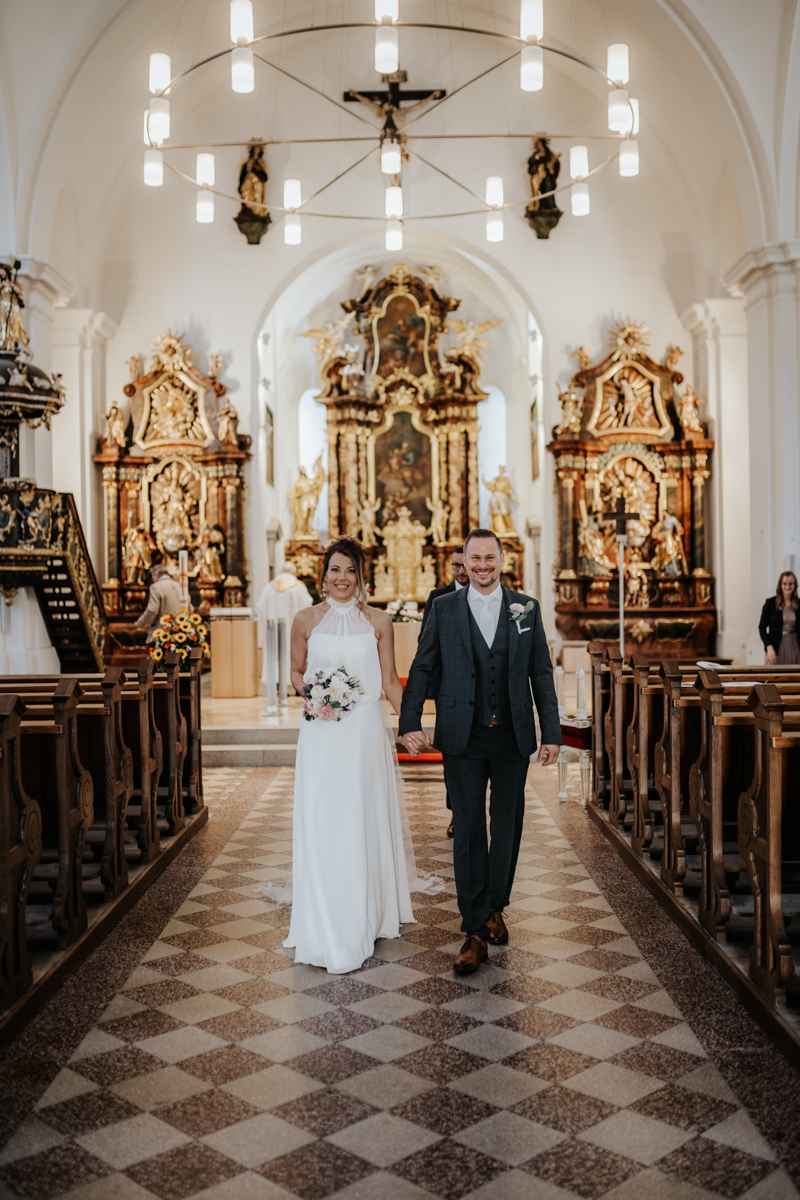 Brautpaar Auszug bei einer Hochzeit in Ebensee, von Fotograf Kosia