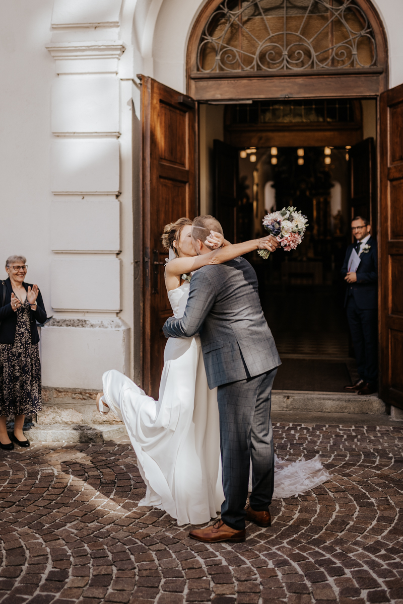 Erster Kuss bei einer Hochzeit im Landhotel Post in Ebensee, von Fotograf Kosia