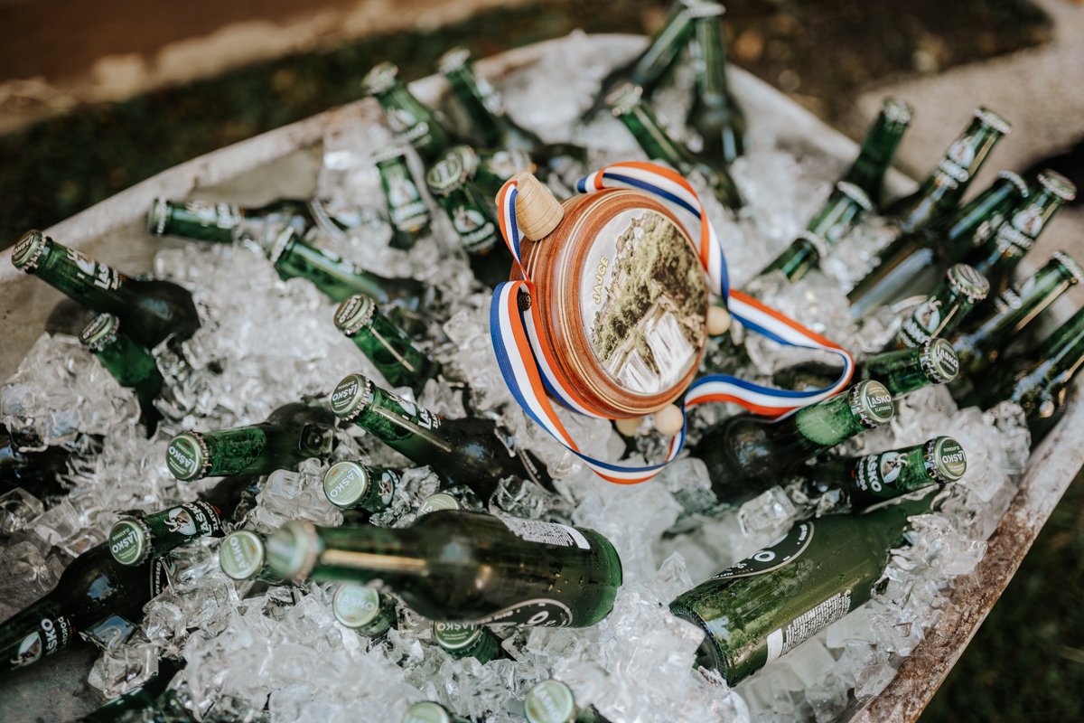 Eingekühltes Bier in einer Scheibtruhe bei einer Hochzeit im Landhotel Post in Ebensee, von Fotograf Kosia