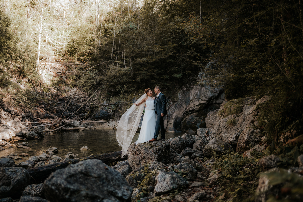 Brautpaar beim Paarshootingam Rindbach Wasserfall bei einer Hochzeit in Ebensee, von Fotograf Kosia