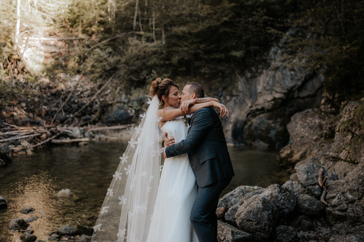 Brautpaar beim Paarshooting am Rindbach Wasserfall bei einer Hochzeit in Ebensee, von Fotograf Kosia