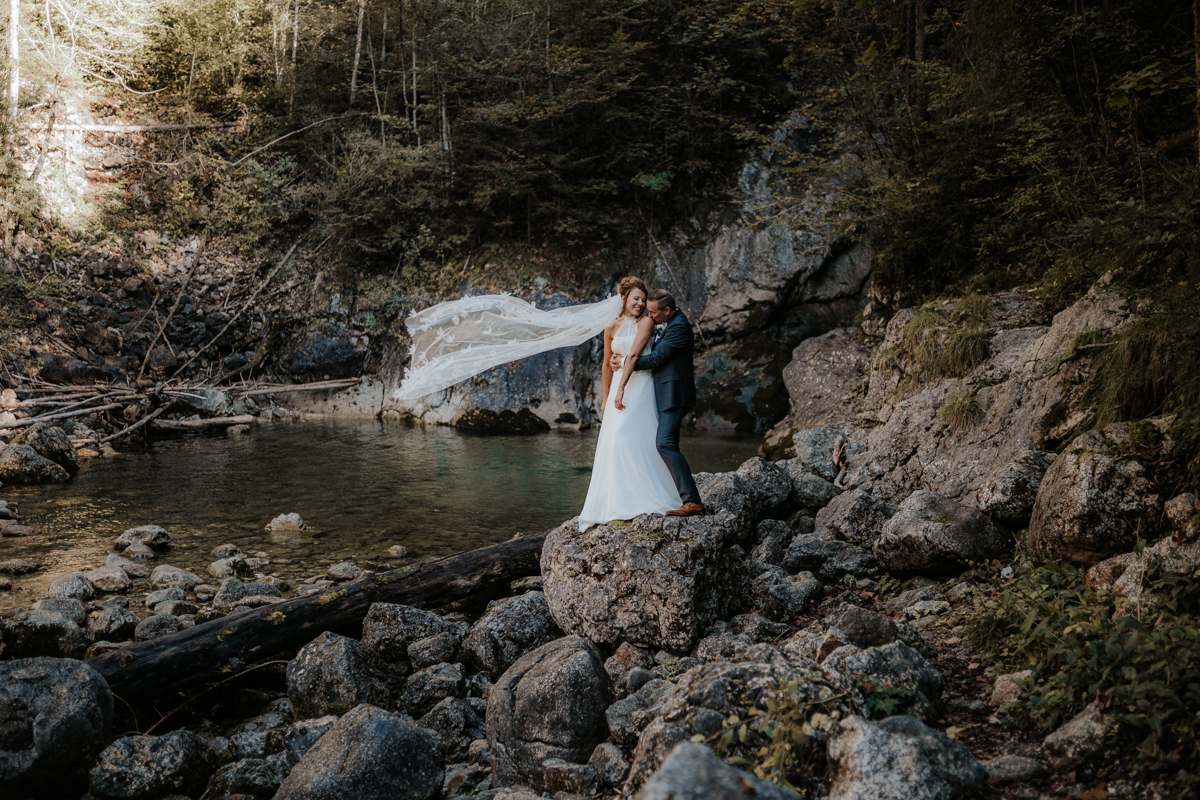 Brautpaar beim Rindbach Wasserfall in Ebensee bei ihrer Hochzeit, von Fotograf Kosia