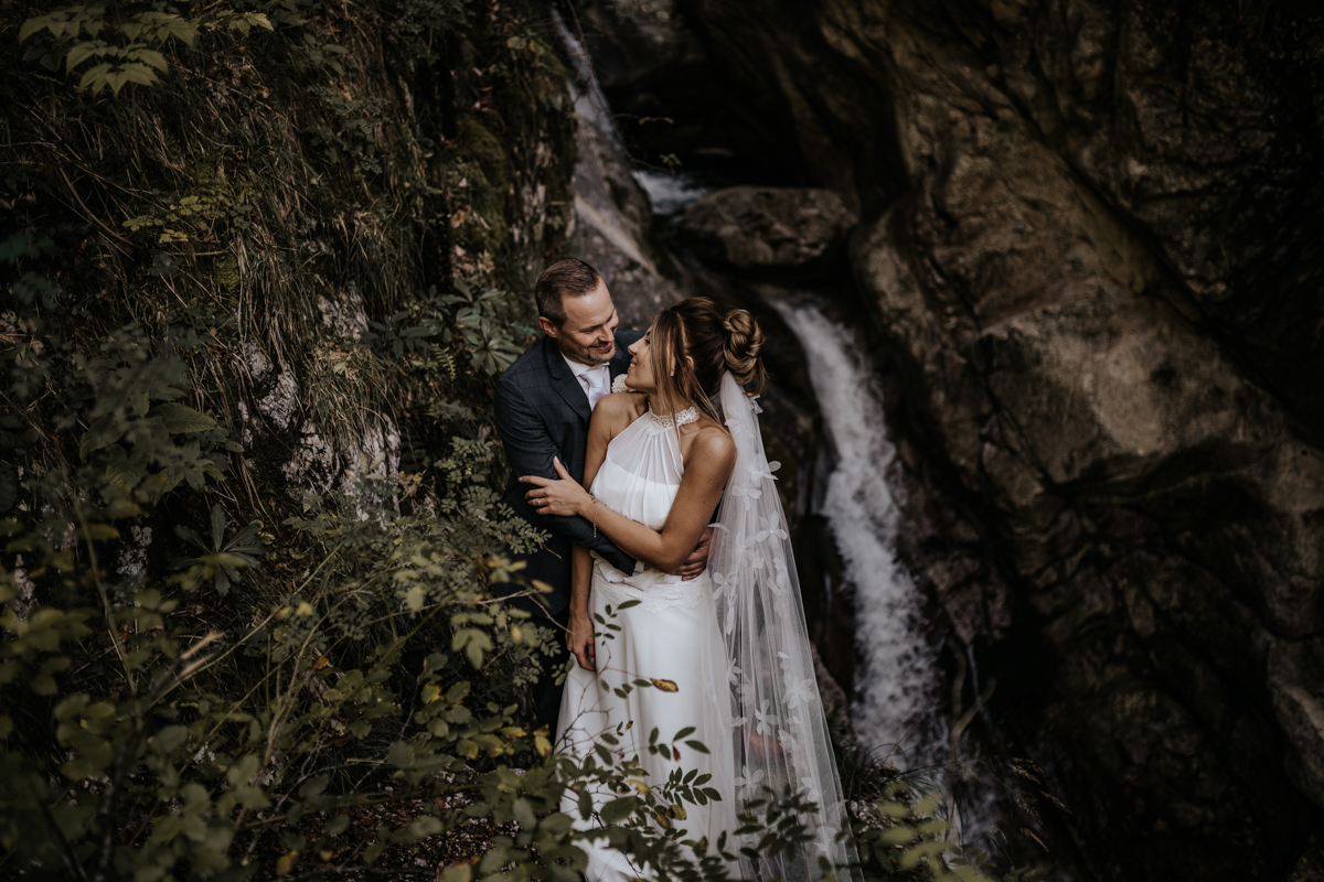 Paarshooting am Rindbach Wasserfall bei einer Hochzeit in Ebensee, von Fotograf Kosia