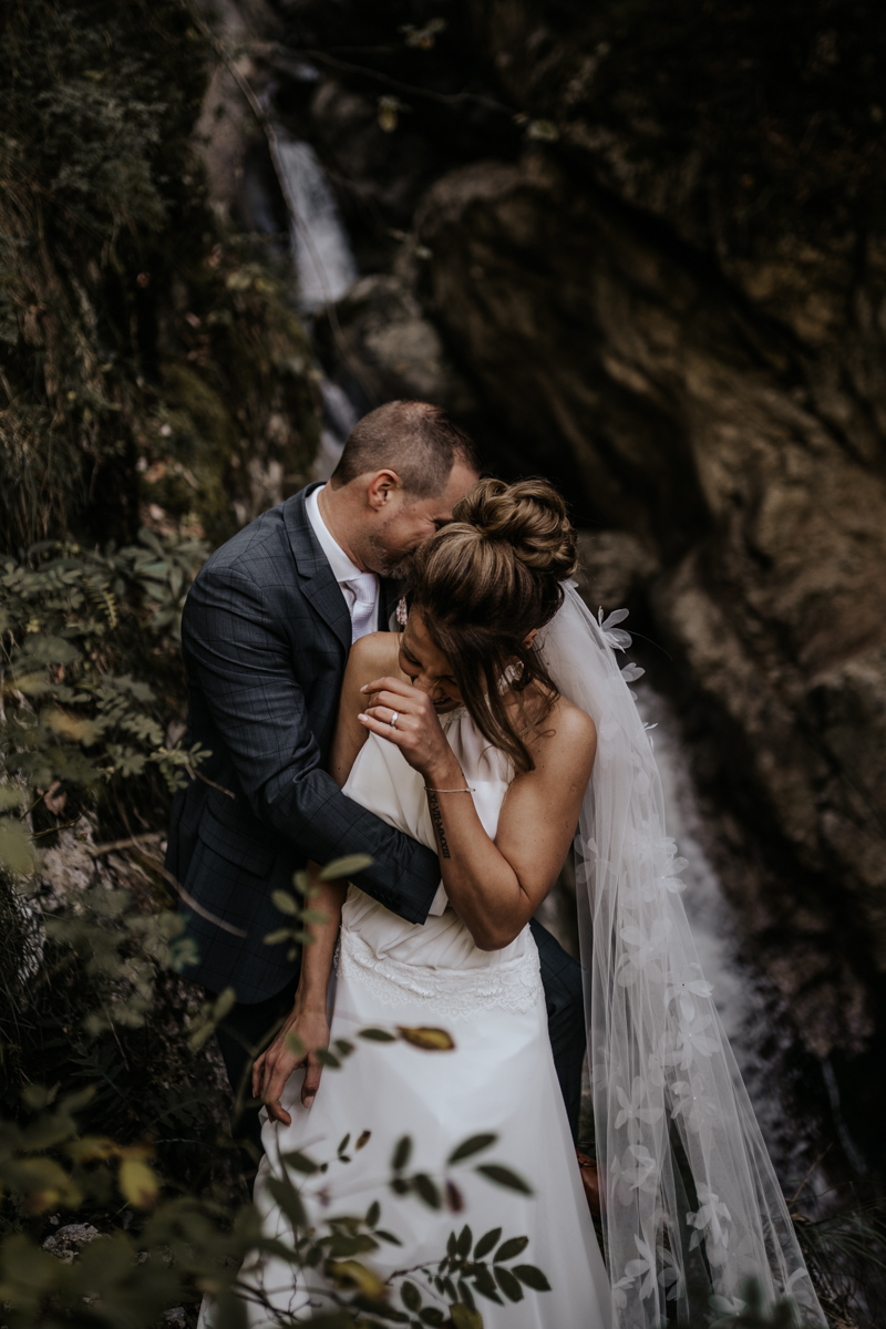 Paarshooting am Rindbach Wasserfall bei einer Hochzeit in Ebensee, von Fotograf Kosia