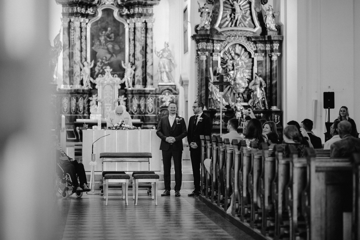 Bräutigam kurz vor der kirchlichen Hochzeit in Ebensee, von Fotograf Kosia