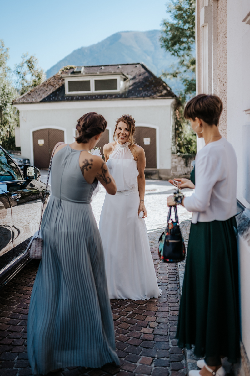 Braut kurz vor der kirchlichen Hochzeit in Ebensee, von Fotograf Kosia