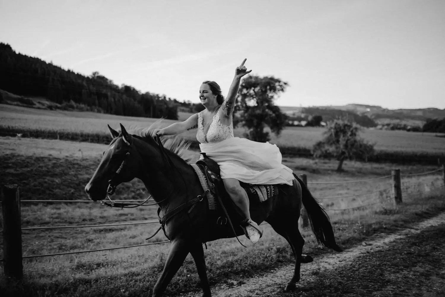 Braut die auf einem Pferd in Reichraming im Bezirk Steyr, fotografiert auf der Hochzeit von Fotograf Kosia