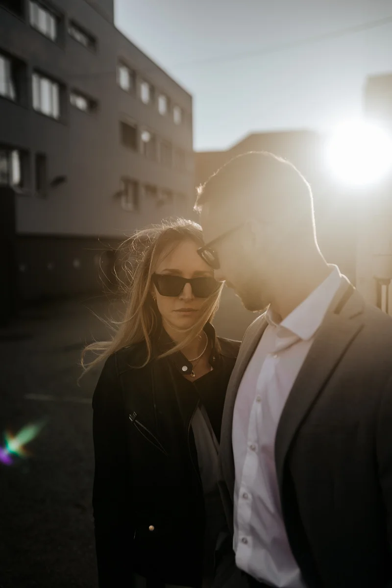 Brautpaar mit Sonnenbrillen bei Sonnenuntergang, fotografiert bei einem Hochzeit-Shooting in Wels