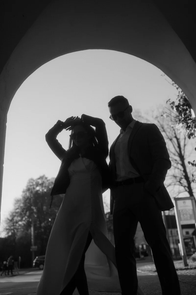 Silhouetten eines Brautpaares, fotografiert bei einem Hochzeit-Shooting in der Welser Innenstadt