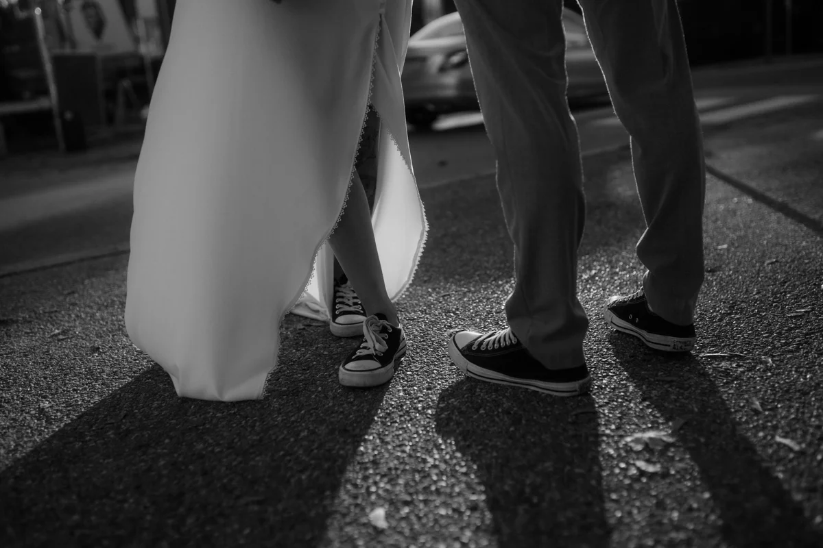 Detail-Foto von Converse Chucks Schuhen, fotografiert bei einem Hochzeit-Shooting in Wels