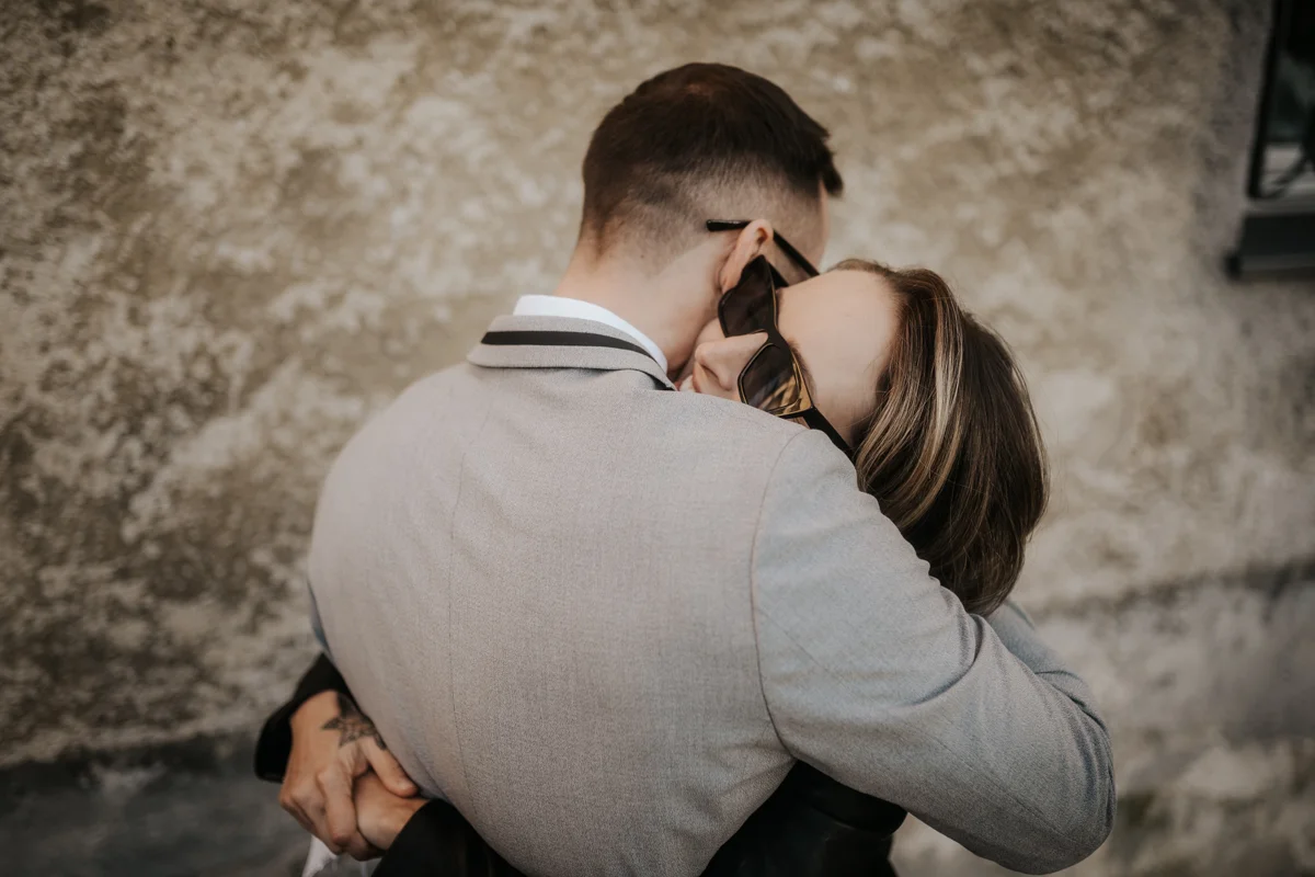 Brautpaar, das sich umarmt, fotografiert bei einem Hochzeit-Shooting in Wels