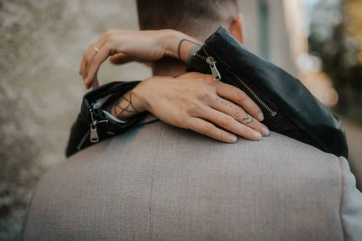Detailfoto von Händen eines Liebespaares, fotografiert bei einem Hochzeit-Shooting in Wels