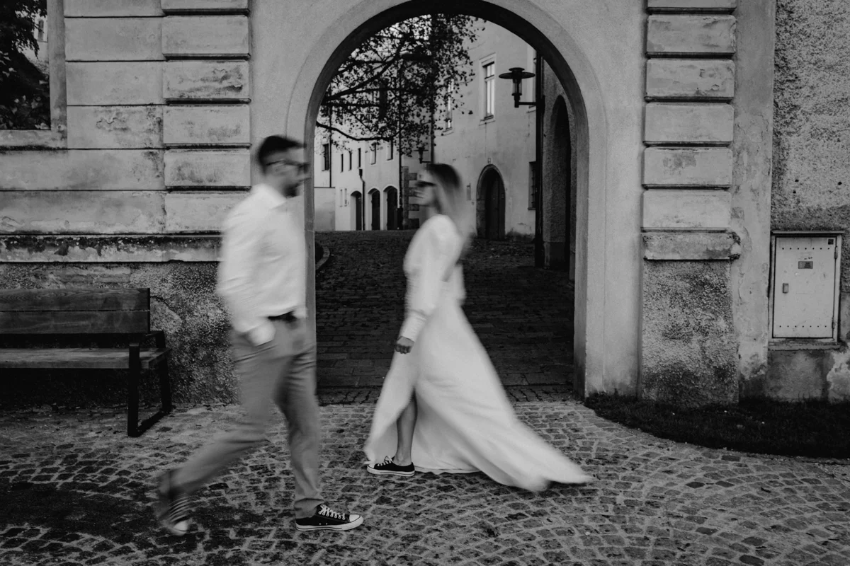 Schwarz-weiß Foto mit Bewegungsunschärfe eines Brautpaars, das bei einem Hochzeit-Shooting in Wels auf sich zuläuft