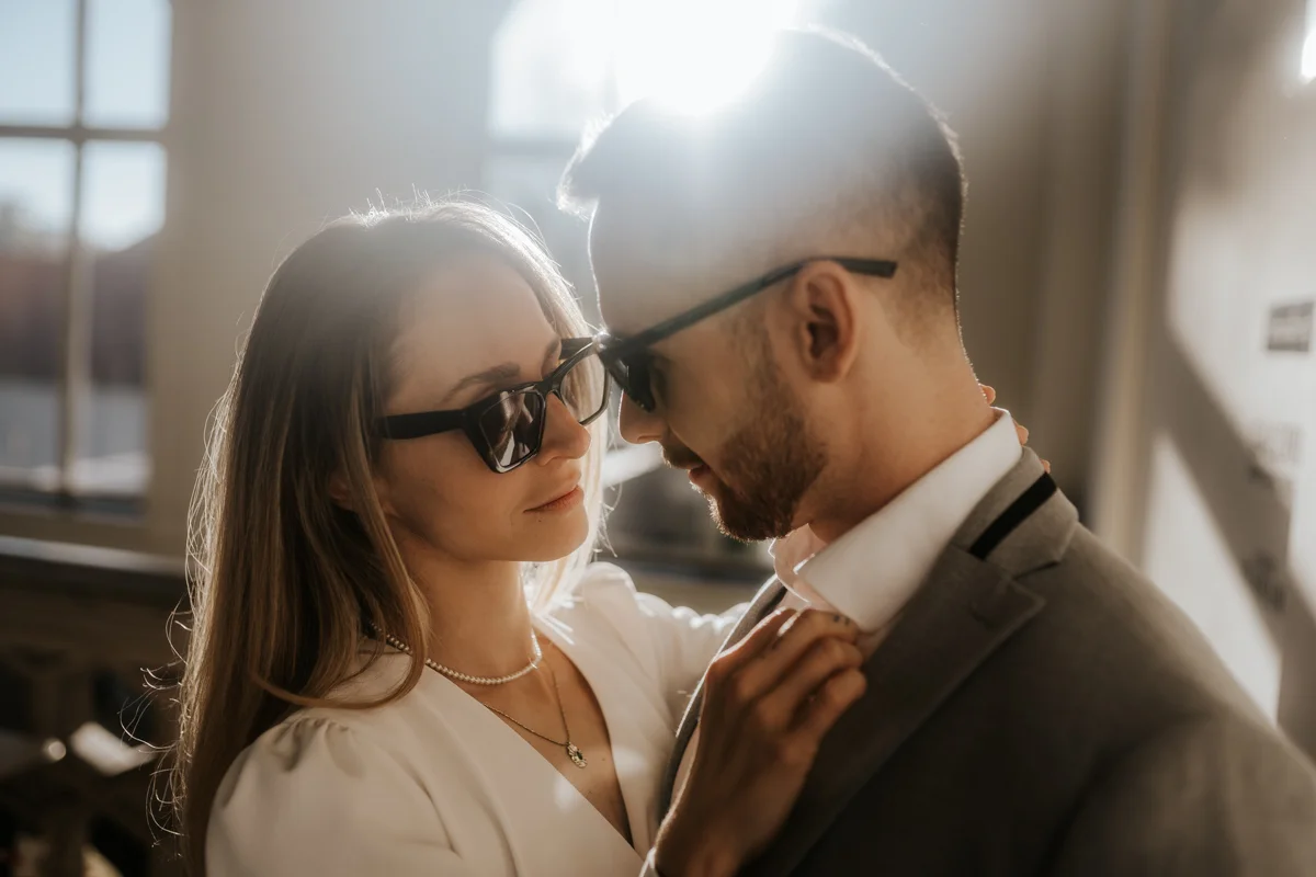 Paarfoto mit Sonnenbrillen, fotografiert mit einem Prisma bei einem Hochzeit-Shooting im Medienkulturhaus Wels, von Hochzeitsfotograf Kosia.