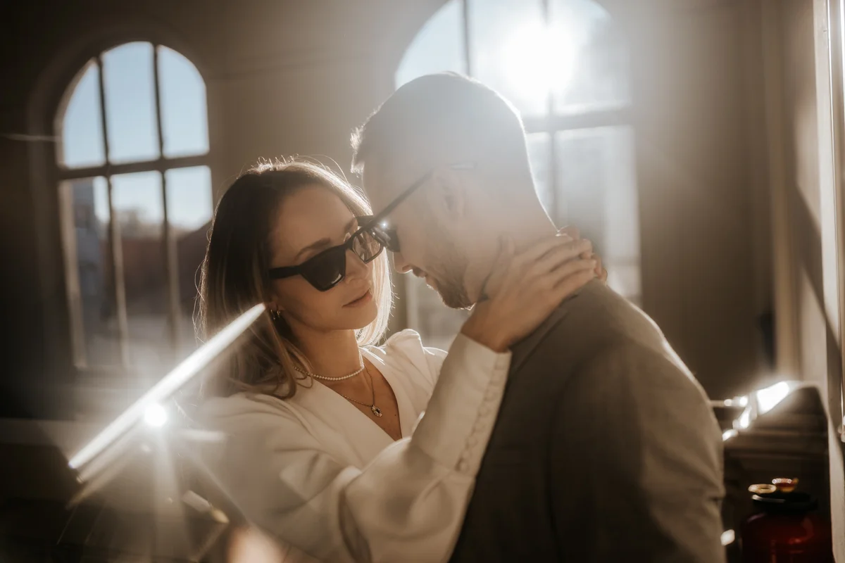 Paarfoto mit Sonnenbrillen im Gegenlicht, fotografiert mit einem Prisma bei einem Hochzeit-Shooting im Medienkulturhaus Wels, von Hochzeitsfotograf Kosia.