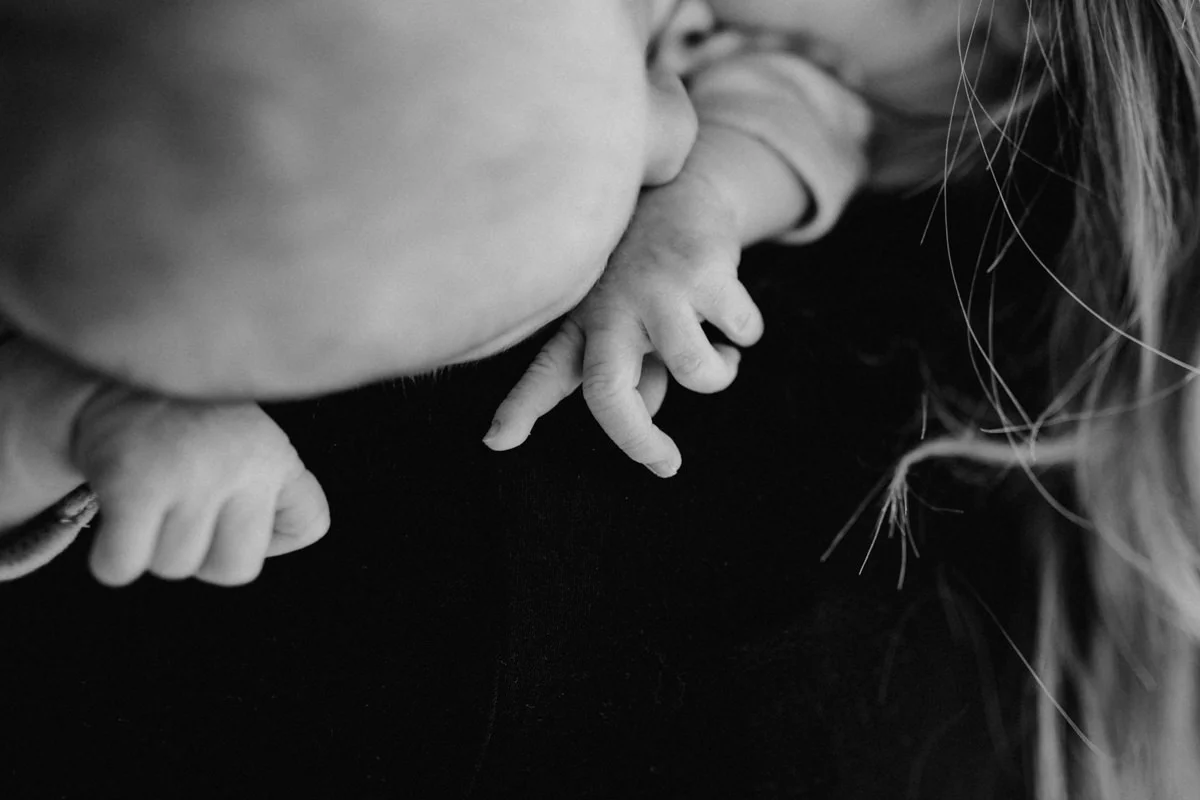 Schwarz-weiß Detailfoto einer Baby-Hand, fotografiert von Fotograf Kosia bei einem Newborn-Shooting in Oberösterreich