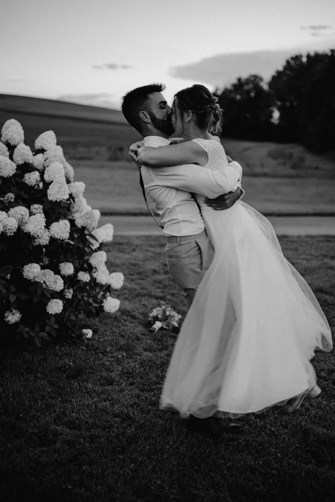 Brautpaar, das sich innig umarmt und küsst, fotografiert von Hochzeitsfotograf Nicole Salfinger aus Oberösterreich