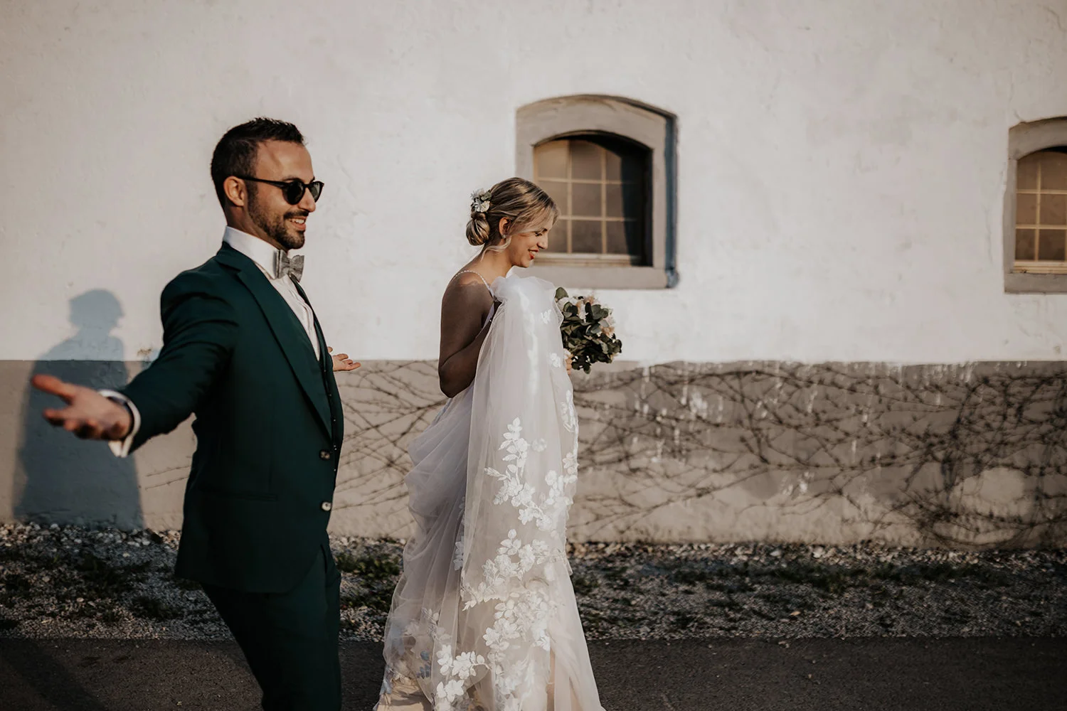 Braut und Bräutigam gehen bei Sonnenuntergang beim Leitner Gut zur Fotolocation, fotografiert von Hochzeitsfotograf Nicole Salfinger aus Oberösterreich
