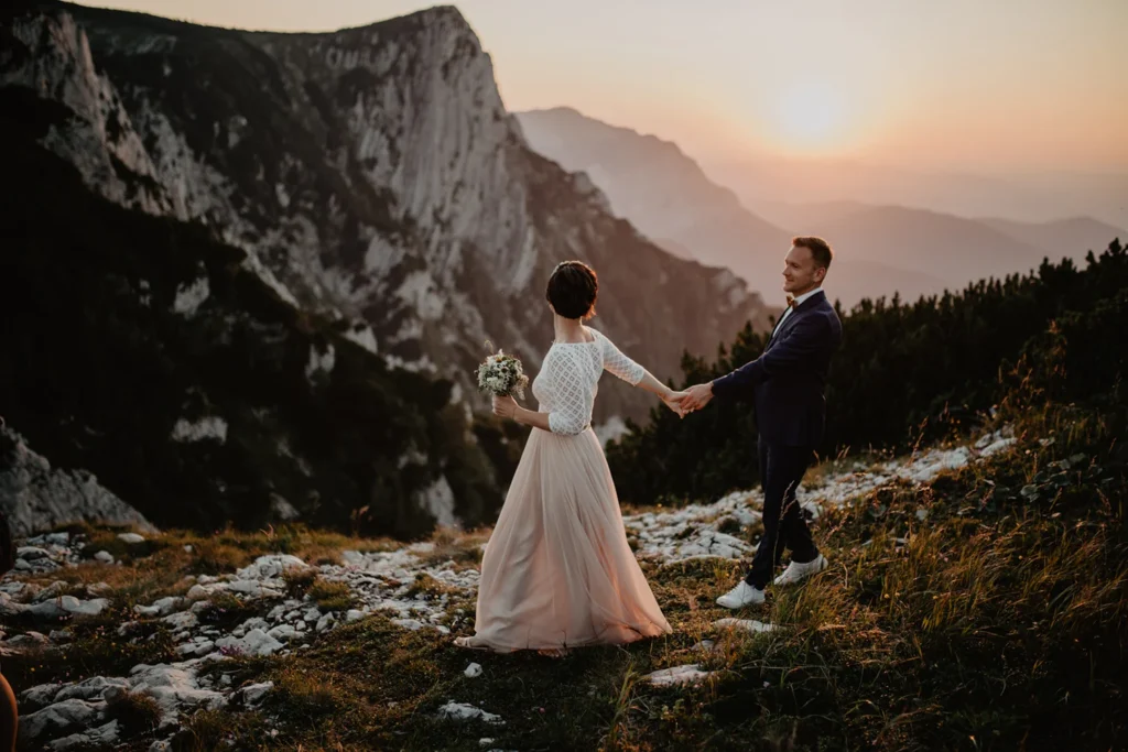 Brautpaar beim Fotoshooting bei Sonnenuntergang am Feuerkogel, fotografiert von Hochzeitsfotograf Nicole Salfinger aus Oberösterreich
