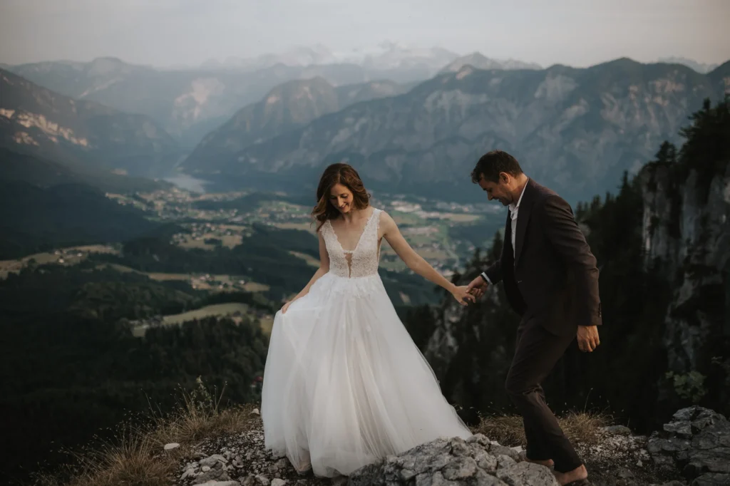 Braut und Bräutigam auf dem Predigstuhl in Bad Goisern bei einem After-Wedding-Shooting, fotografiert von Hochzeitsfotograf Nicole Salfinger aus Oberösterreich