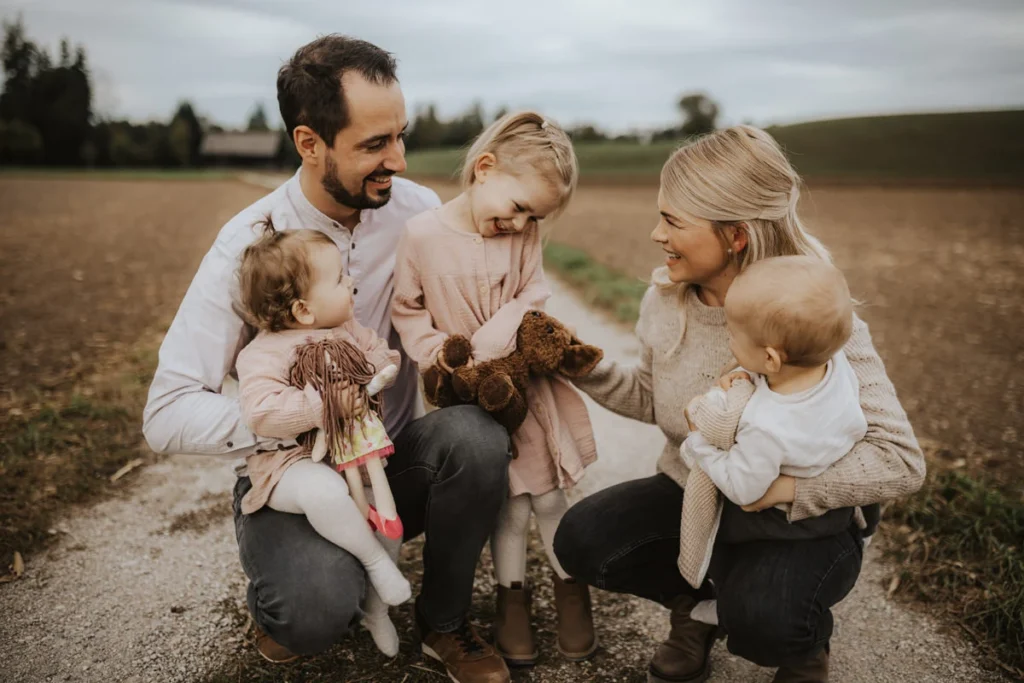 Familie mit Zwillingen bei einem Familienshooting in einem Feld, von Familienfotograf Kosia aus Oberösterreich