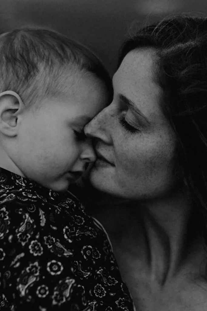 Emotionales schwarz-weiß Mutter-Kind Portrait, von Familienfotograf Kosia aus Oberösterreich