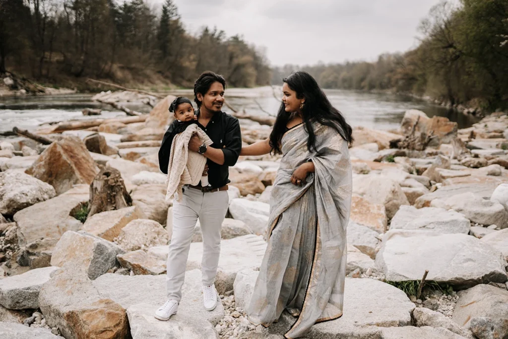Familie aus Sri Lanka am Ufer der Traun in Wels, fotografiert von Familienfotograf Kosia aus Oberösterreich