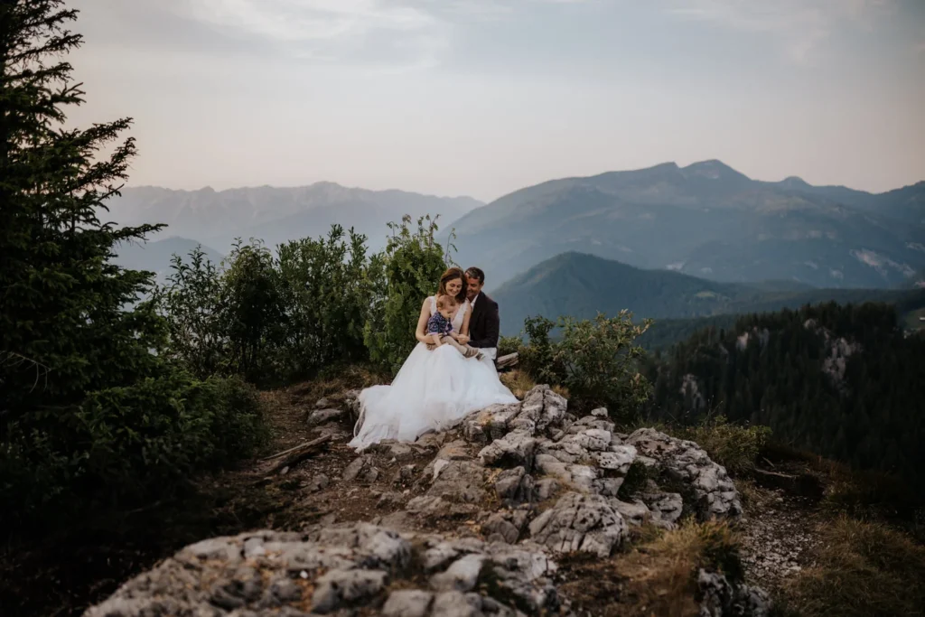 Brautpaar mit Kind am Berg bei einer Elopement-Hochzeit, fotografiert von Elopement Fotograf Kosia Photography.