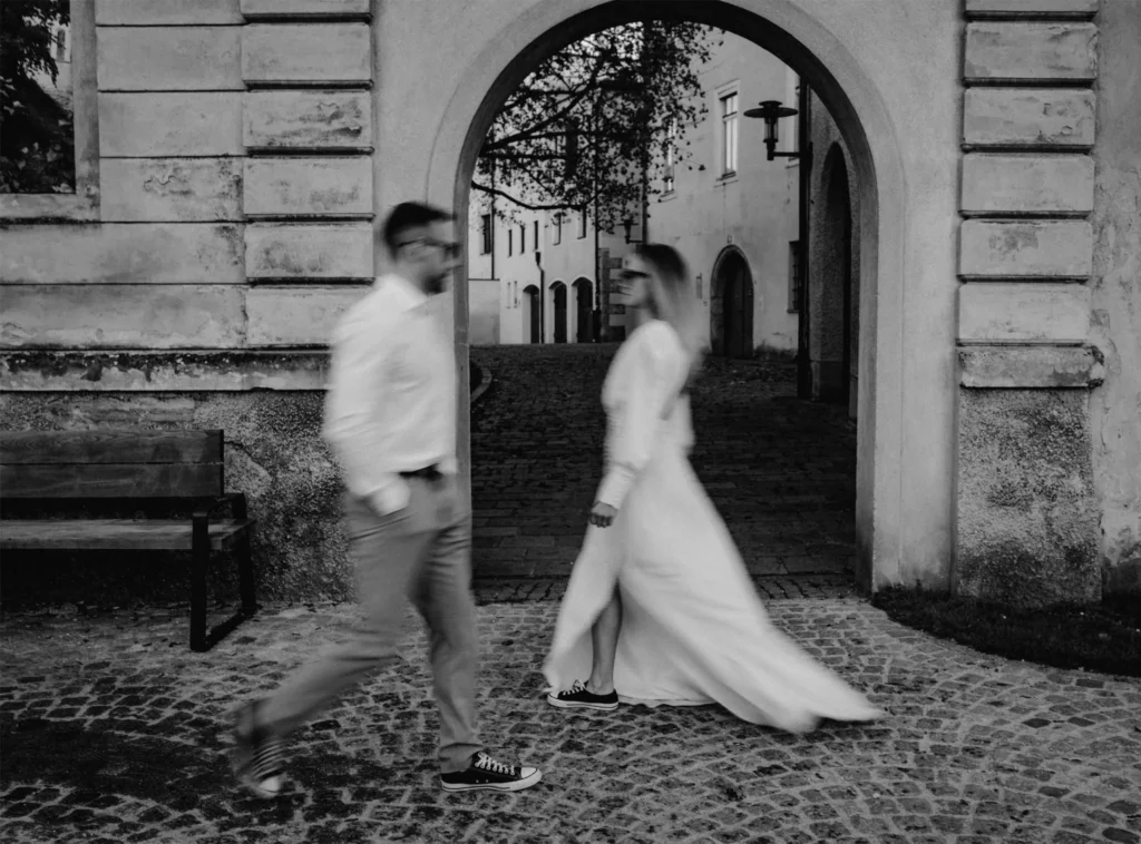 Langzeit-Belichtung eines Brautpaares in Wels Stadt bei einer Elopement-Hochzeit, fotografiert von Elopement Fotograf Kosia Photography.