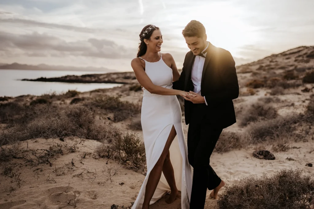 Brautpaar bei Sonnenuntergang am Strand in Lanzarote bei einer Elopement-Hochzeit, fotografiert von Elopement Fotograf Kosia Photography.