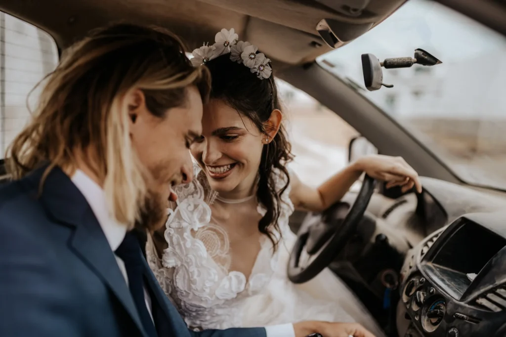 Detailaufnahme eines Brautpaares in einem Geländewagen in Lanzarote bei einer Elopement-Hochzeit, fotografiert von Elopement Fotograf Kosia Photography.