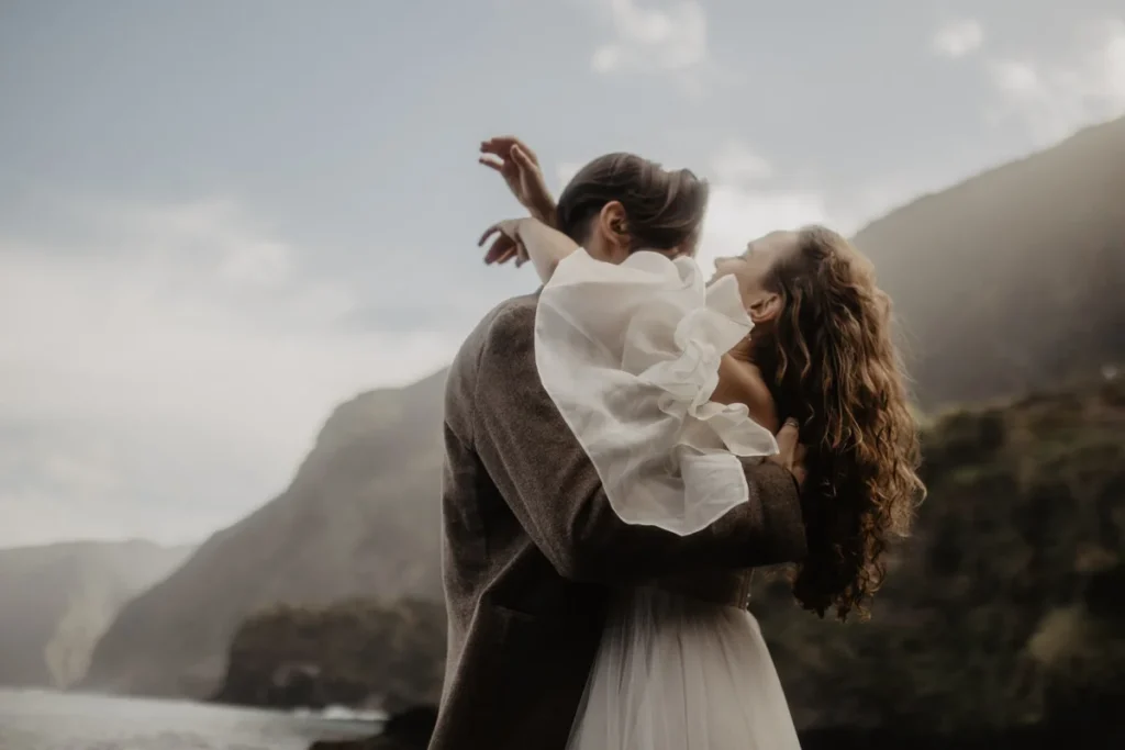 Brautpaar in Madeira bei einer Elopement-Hochzeit, fotografiert von Elopement Fotograf Kosia Photography. Die Braut trägt ein wunderschönes Brautkleid mit sehr markanten Ärmeln.