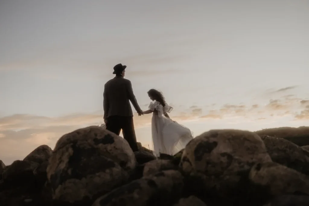 Brautpaar auf einem Hügel in Madeira bei einer Elopement-Hochzeit, fotografiert von Elopement Fotograf Kosia Photography.